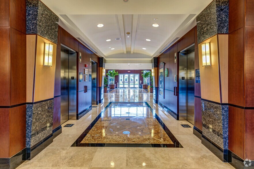 1300 Concord Ter, Sunrise, FL à louer - Hall d’entrée – Image 1 sur 1