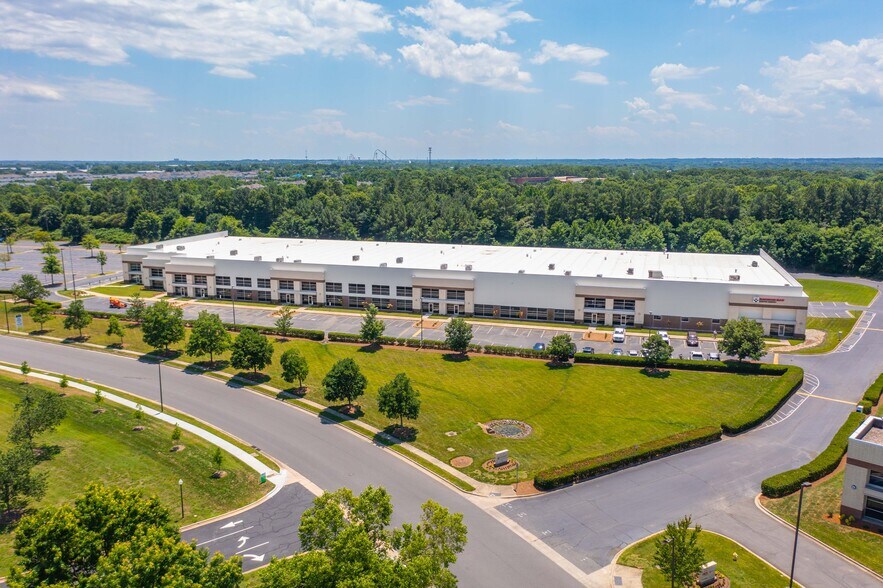 2745 Whitehall Park Dr, Charlotte, NC à louer - Photo de l’immeuble – Image 2 sur 15