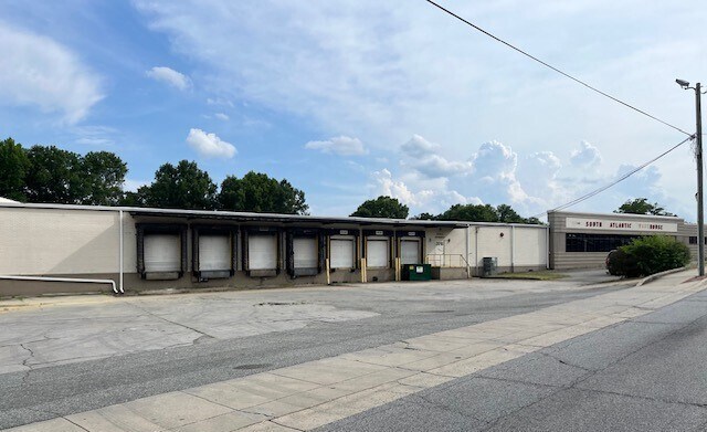 2016-2024 E Market St, Greensboro, NC à louer - Photo de l’immeuble – Image 2 sur 9