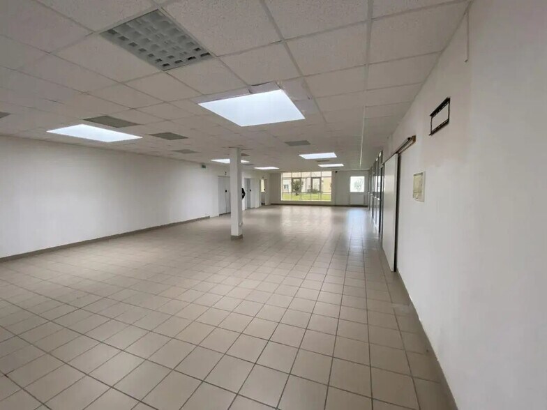 Bureau dans Brou à louer - Photo de l’immeuble – Image 2 sur 19