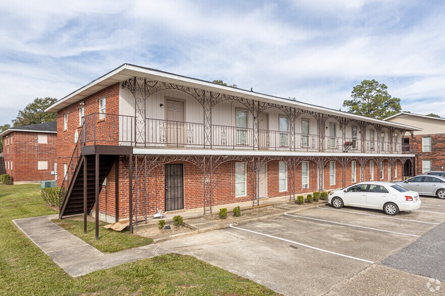 1710 N Marque Anne Dr, Baton Rouge, LA à vendre - Photo principale – Image 1 sur 3