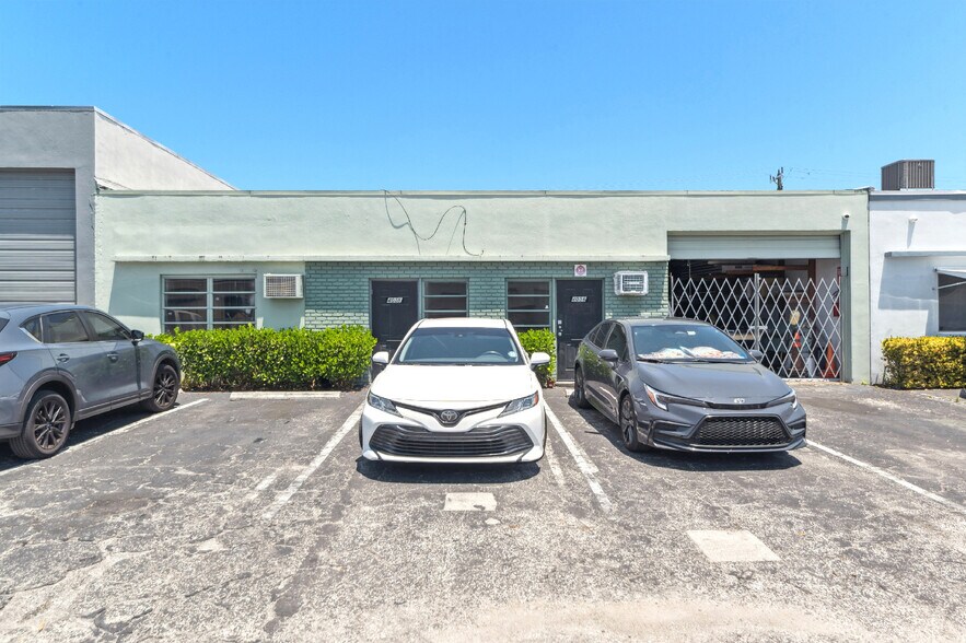 4056 NE 5th Ter, Oakland Park, FL à vendre - Photo de l’immeuble – Image 2 sur 9