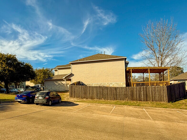119 Vista Way, Huntsville, TX à vendre - Photo de l’immeuble – Image 2 sur 28