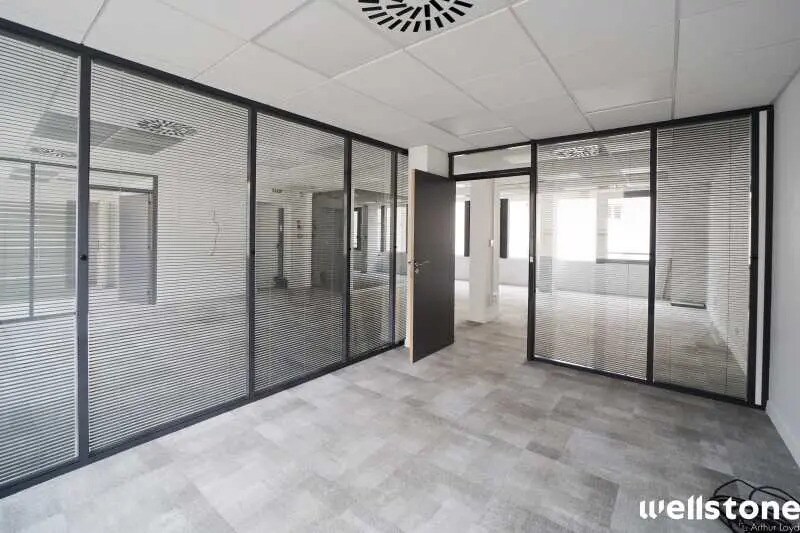 33 Rue François Ier, Paris à louer - Photo de l’immeuble – Image 2 sur 24