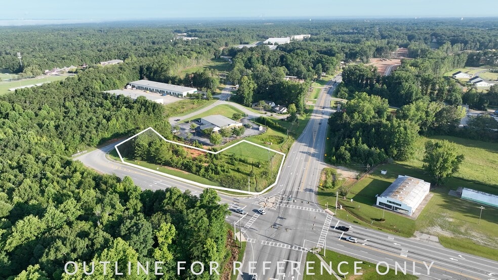 Pine Road, Newnan, GA à vendre - Photo principale – Image 1 sur 18