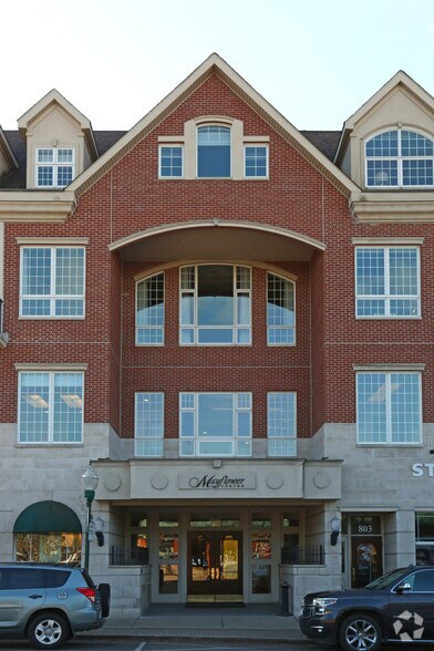 801 W Ann Arbor Trl, Plymouth, MI à louer - Photo de l’immeuble – Image 2 sur 11