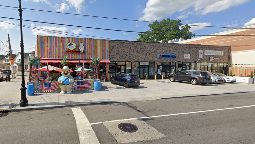 247-25 Jericho Tpke, Bellerose, NY à louer - Photo de l’immeuble – Image 1 sur 7