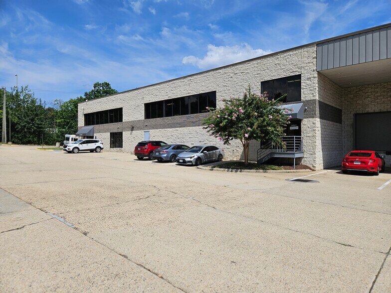 9406 Gunston Cove Rd, Lorton, VA à louer - Photo de l’immeuble – Image 3 sur 11