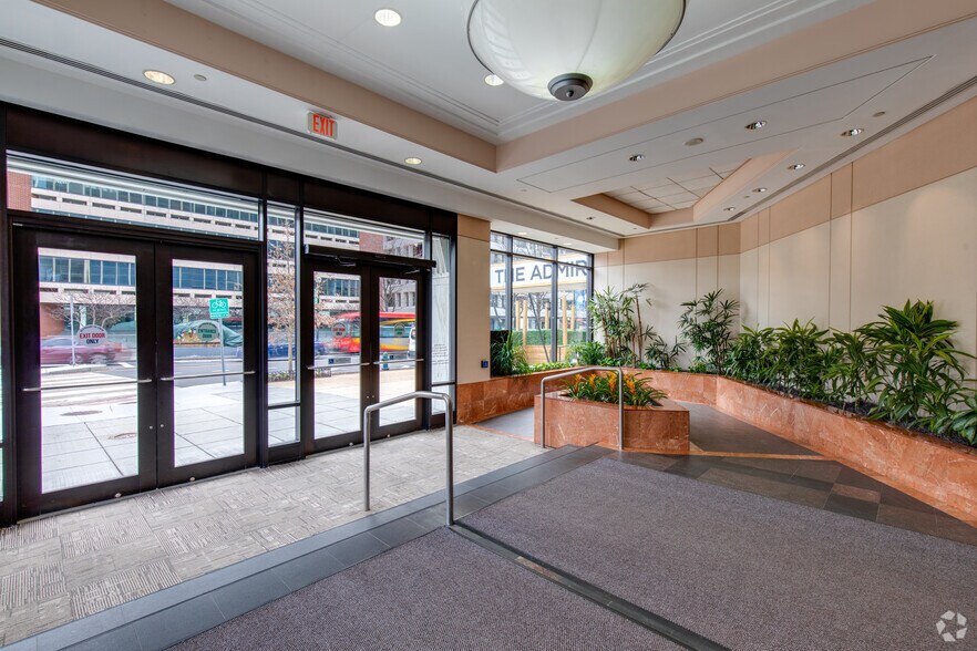1 DuPont Cir NW, Washington, DC à louer - Hall d’entrée – Image 3 sur 14