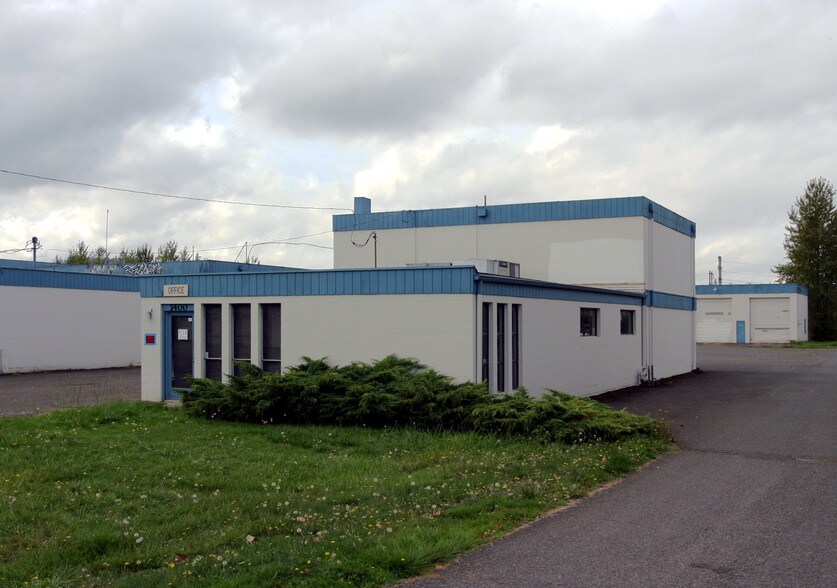 Bertelsen Rd Warehouse Opportunity portefeuille de 4 biens à vendre sur LoopNet.fr - Photo de l’immeuble – Image 3 sur 12