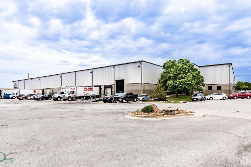 501-535 NW Parkway, Riverside, MO à louer - Photo de l’immeuble – Image 2 sur 8