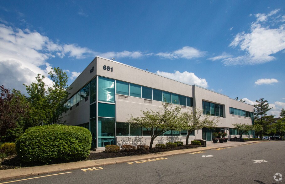 651 Old Mount Pleasant Ave, Livingston, NJ à louer - Photo de l’immeuble – Image 1 sur 13