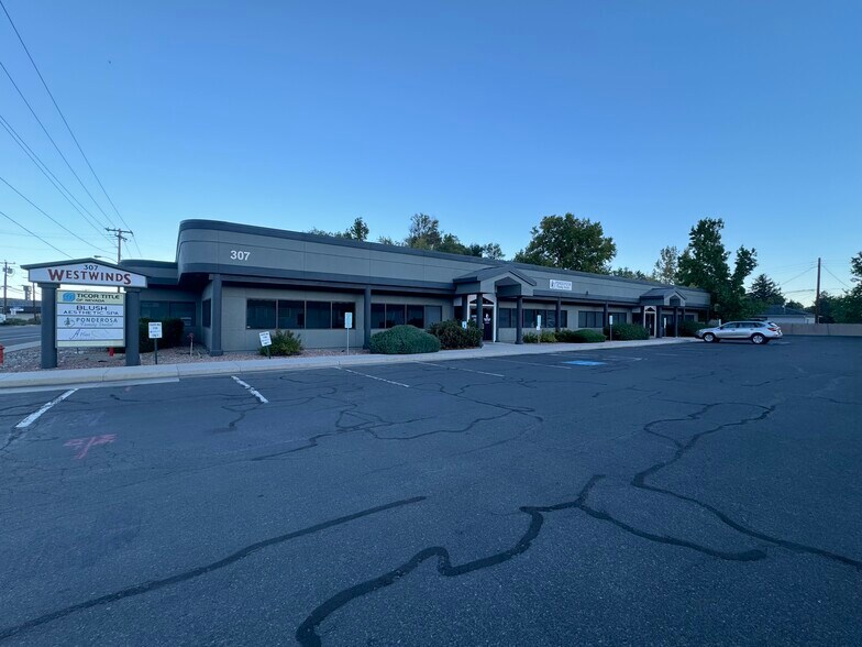 307 W Winnie Ln, Carson City, NV à louer - Photo de l’immeuble – Image 1 sur 6