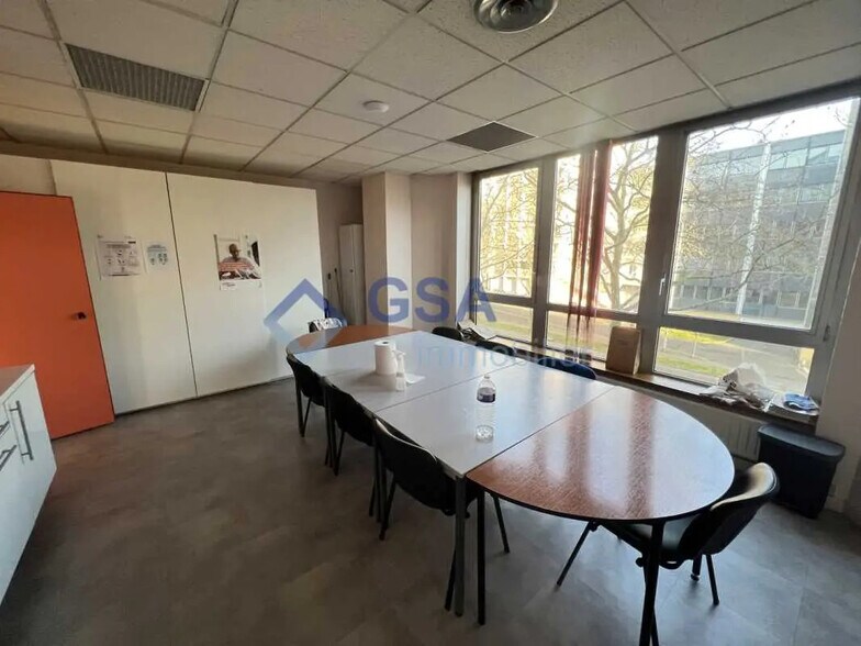 Bureau dans Évry-Courcouronnes à vendre - Photo de l’immeuble – Image 2 sur 7