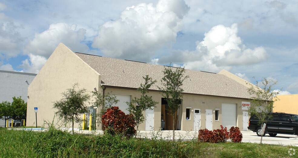 326 NE 3rd Ave, Cape Coral, FL à louer - Photo principale – Image 2 sur 11