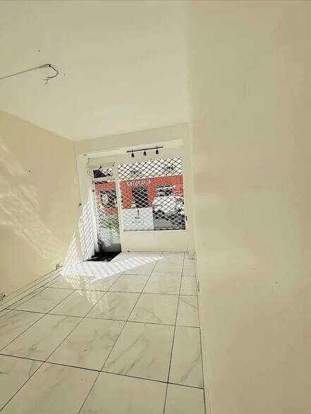 Local commercial dans Paris à louer - Photo intérieure – Image 2 sur 7