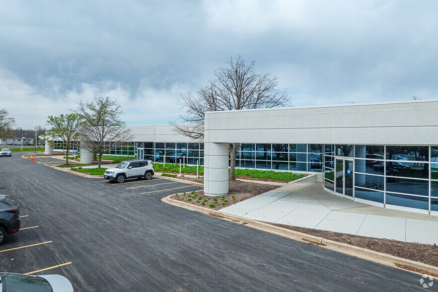 1111 Pasquinelli Dr, Westmont, IL à vendre - Photo de l’immeuble – Image 2 sur 11