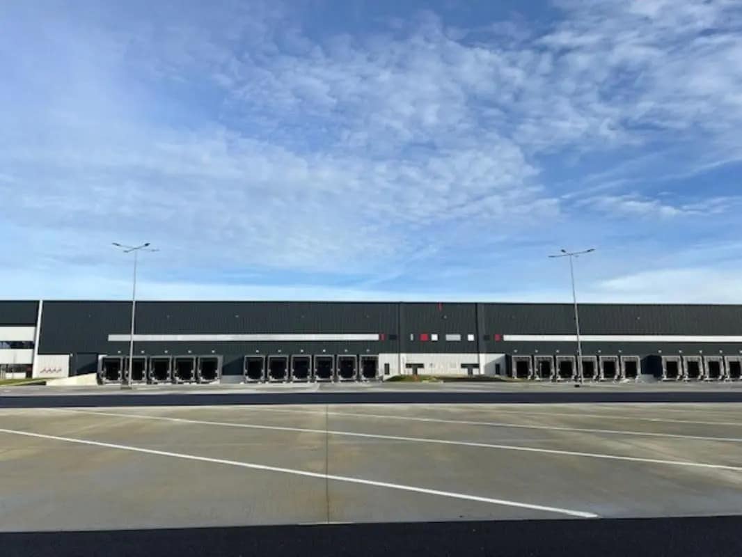 Industriel/Logistique dans Oudalle à louer Photo de l’immeuble– Image 1 sur 12