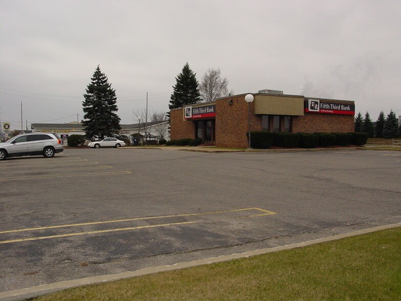 1219 N Mitchell St, Cadillac, MI à louer - Photo principale – Image 1 sur 54