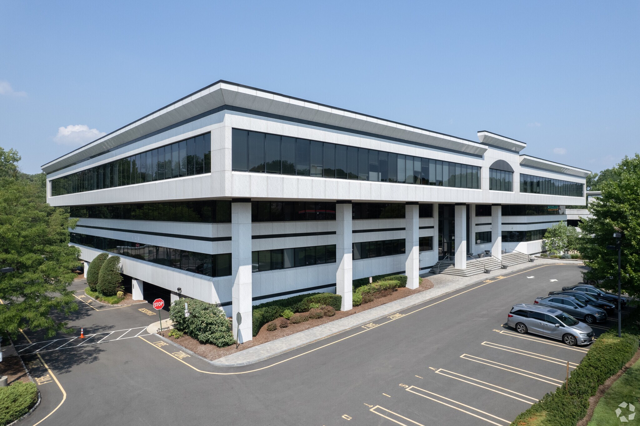 95 N State Rt 17, Paramus, NJ à louer Photo de l’immeuble– Image 1 sur 20