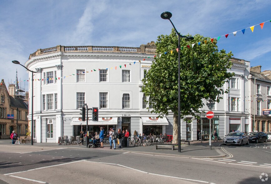 The Square, Barnstaple à louer - Photo de l’immeuble – Image 2 sur 6