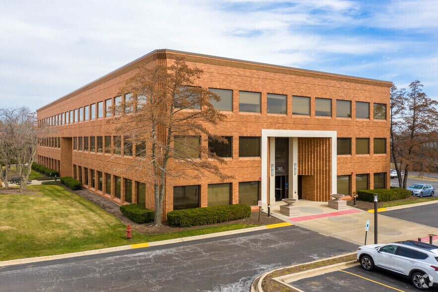 745 McClintock Dr, Burr Ridge, IL à louer - Photo de l’immeuble – Image 1 sur 8