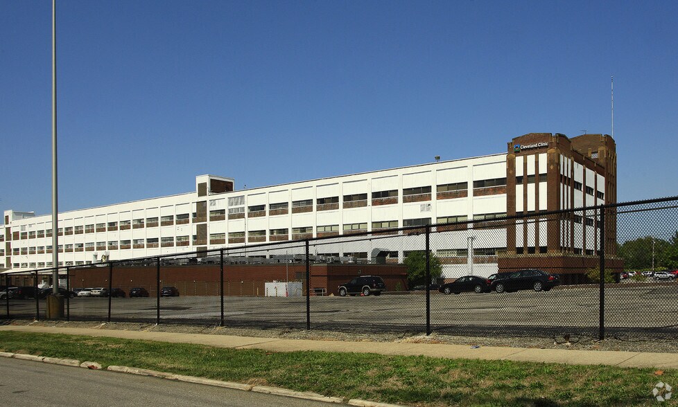 17325 Euclid Ave, Cleveland, OH à louer - Photo de l’immeuble – Image 3 sur 4