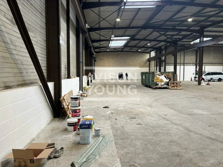 Local d’activités dans Le Thillay à louer - Photo de l’immeuble – Image 2 sur 6