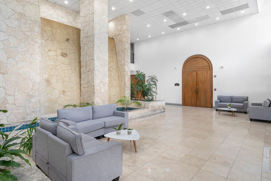 13499 Biscayne Blvd, Miami, FL à louer - Hall d’entrée – Image 2 sur 35