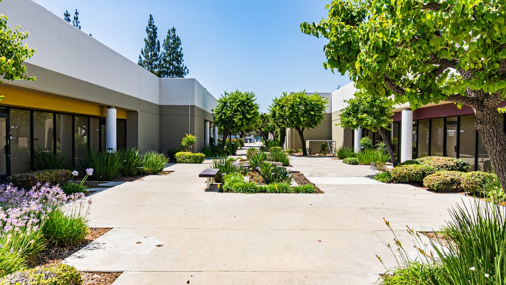 9424 Eton Ave, Chatsworth, CA à louer - Photo de l’immeuble – Image 2 sur 11