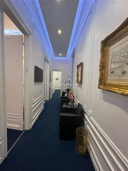 Immeuble residentiel dans Paris à vendre - Photo intérieure – Image 2 sur 11