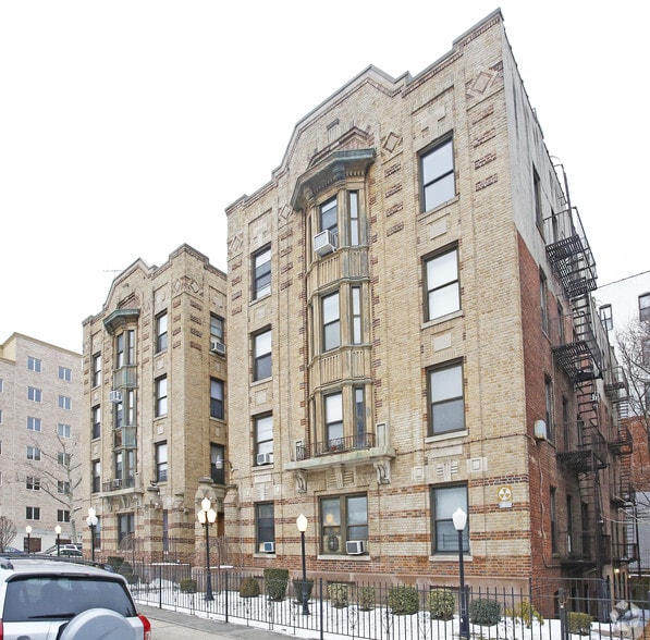 8678 Bay Pky, Brooklyn, NY à vendre - Photo principale – Image 1 sur 6