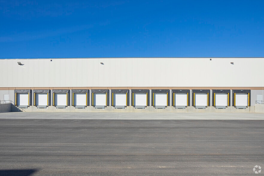 300 Aero Link NE, Calgary, AB à louer - Photo de l’immeuble – Image 3 sur 4
