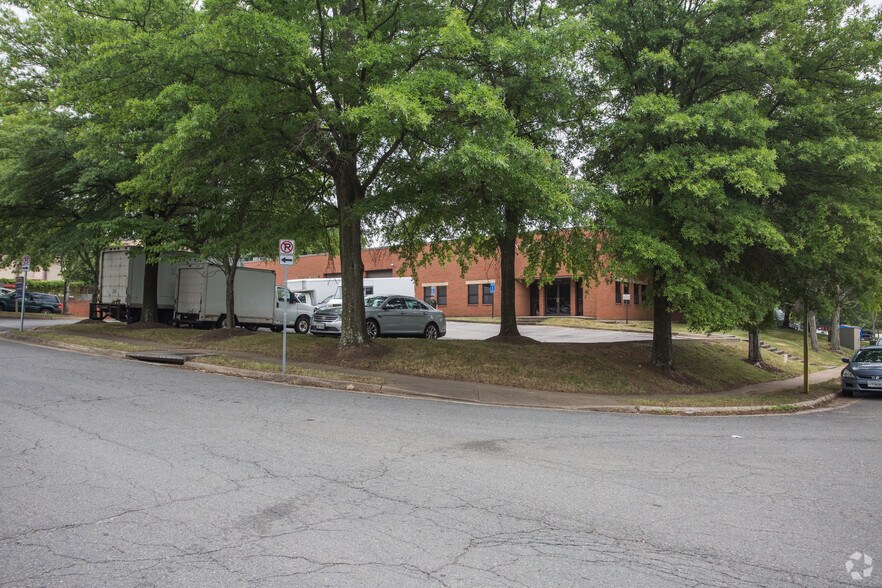 6825 Hill Park Dr, Lorton, VA à louer - Photo de l’immeuble – Image 2 sur 9