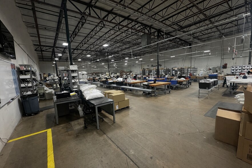 2050 Postal Way, Dallas, TX à louer - Photo de l’immeuble – Image 2 sur 6