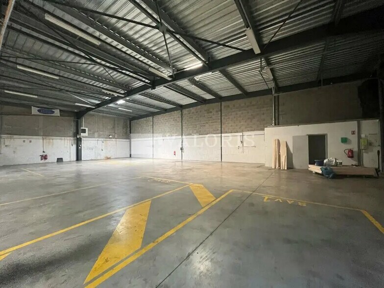 Local d’activités dans Saint-Priest à louer - Photo de l’immeuble – Image 2 sur 3