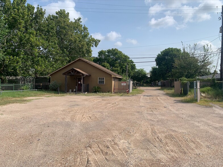11414 Hempstead Rd, Houston, TX à louer - Photo principale – Image 1 sur 4