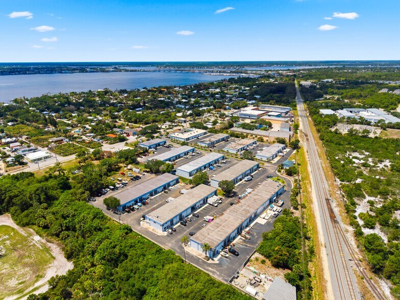 895 NE Dixie Hwy, Jensen Beach, FL à louer - Photo de l’immeuble – Image 3 sur 15