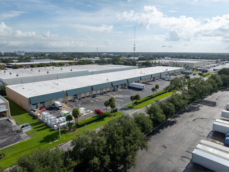 2003-2021 Viscount Row, Orlando, FL à louer - Photo de l’immeuble – Image 3 sur 32