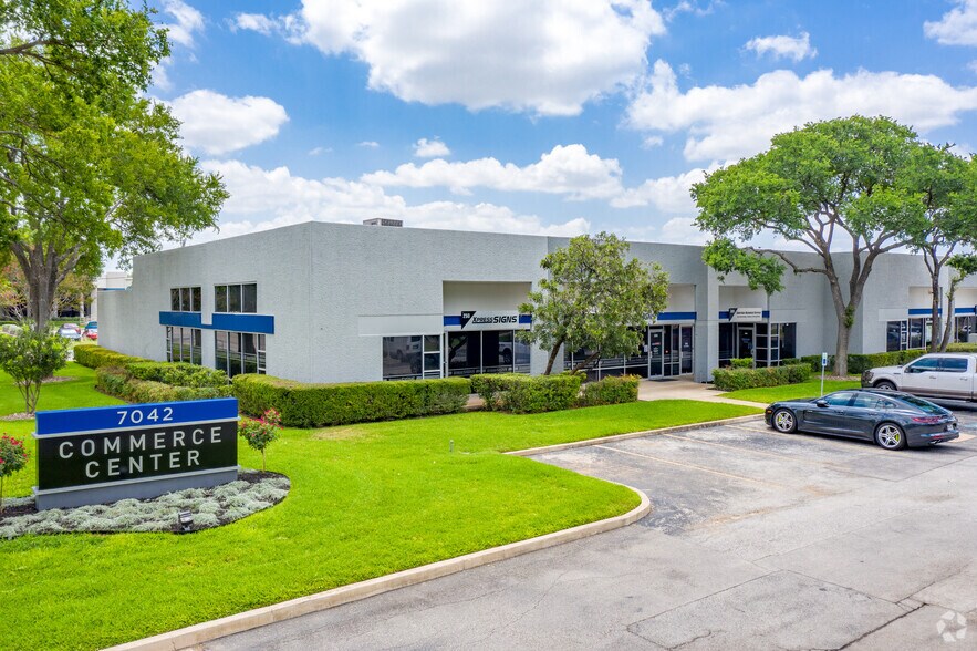 7042 Alamo Downs Pky, San Antonio, TX à louer - Photo de l’immeuble – Image 2 sur 4