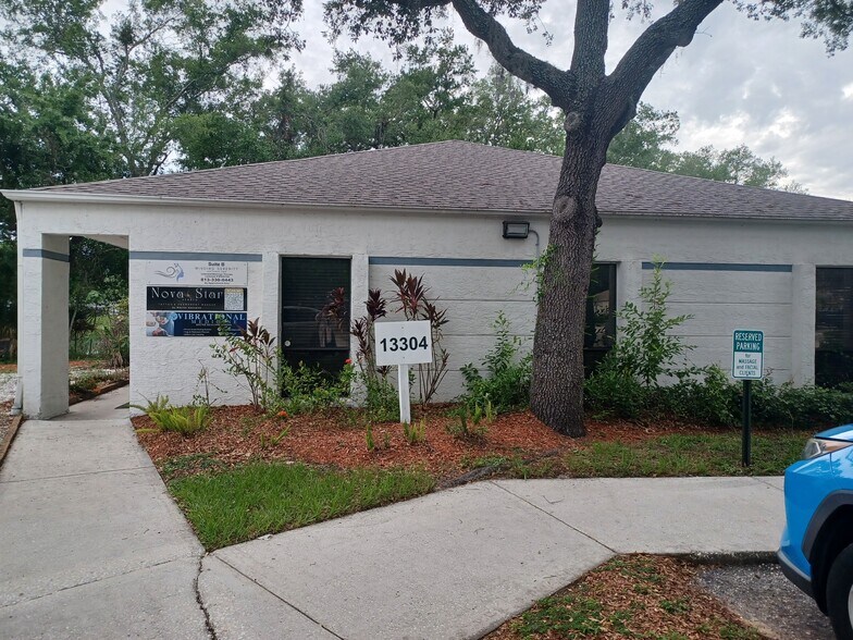 13304 Winding Oak Ct, Tampa, FL à louer - Photo de l’immeuble – Image 1 sur 17