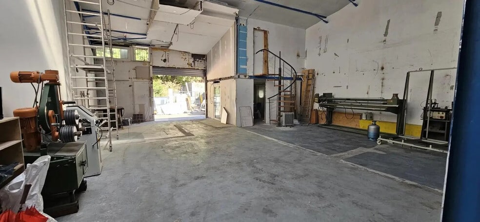 Industriel/Logistique dans La Trinité à vendre - Photo de l’immeuble – Image 3 sur 9