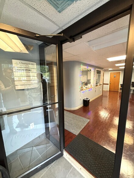 851 Main St, Warren, RI à louer - Hall d’entrée – Image 3 sur 7