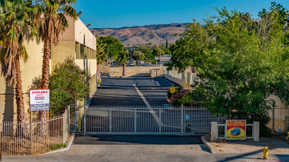 310 E Palmdale Blvd, Palmdale, CA à vendre - Photo de l’immeuble – Image 3 sur 33