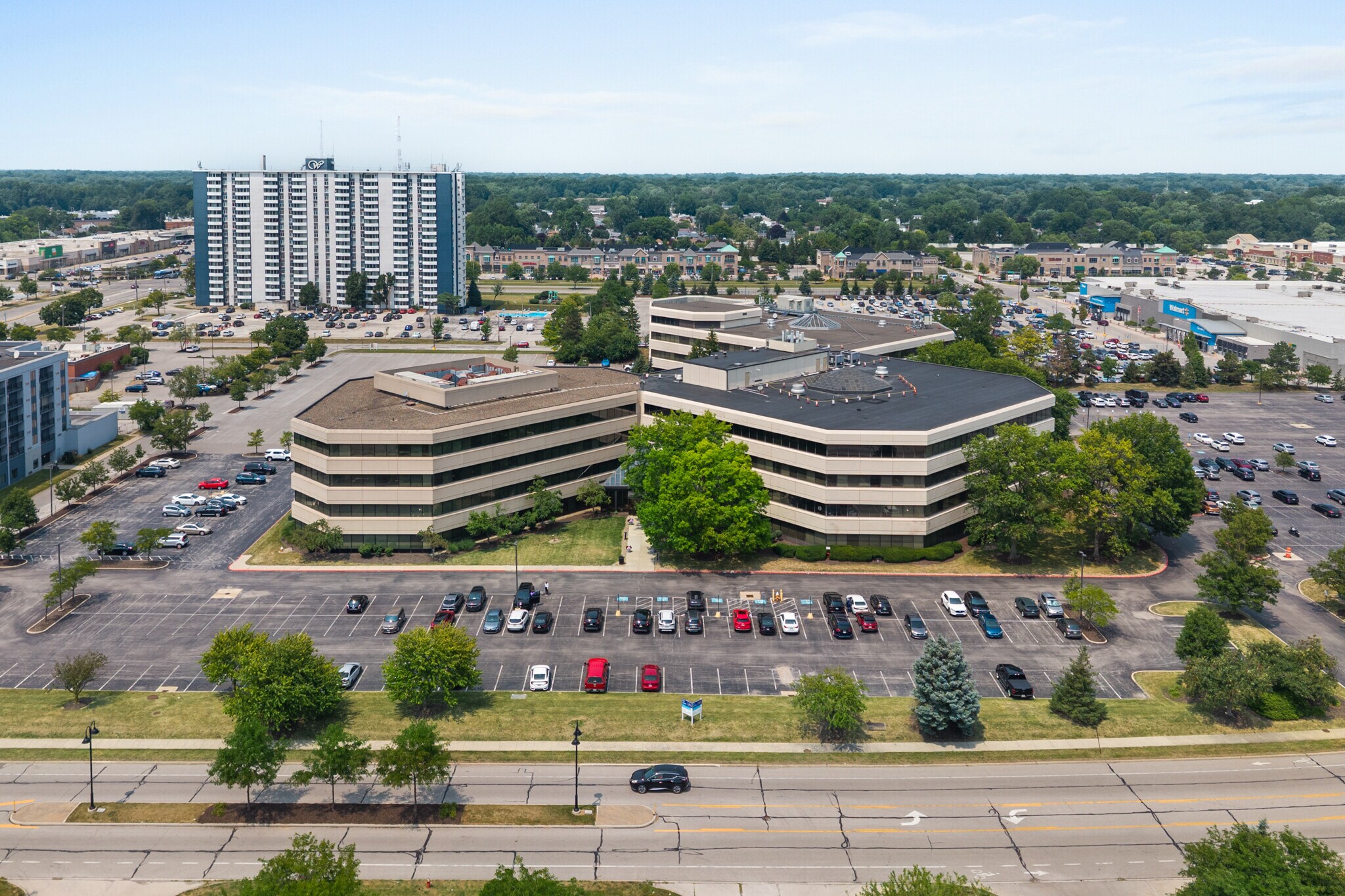 24950-25000 Country Club Blvd, North Olmsted, OH à louer Photo de l’immeuble– Image 1 sur 25