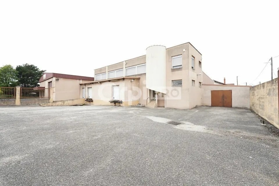 Local d'activités dans Saint-Genis-Laval à vendre Photo de l’immeuble– Image 1 sur 13