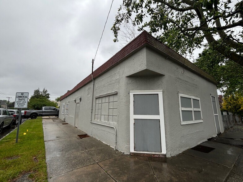 120 Cherry Ln, Floral Park, NY à louer - Photo de l’immeuble – Image 2 sur 3