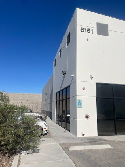 5151 W Oquendo Rd, Las Vegas, NV à louer - Photo de l’immeuble – Image 2 sur 11