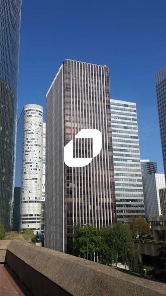 Bureau dans Puteaux à louer - Photo de l’immeuble – Image 1 sur 9