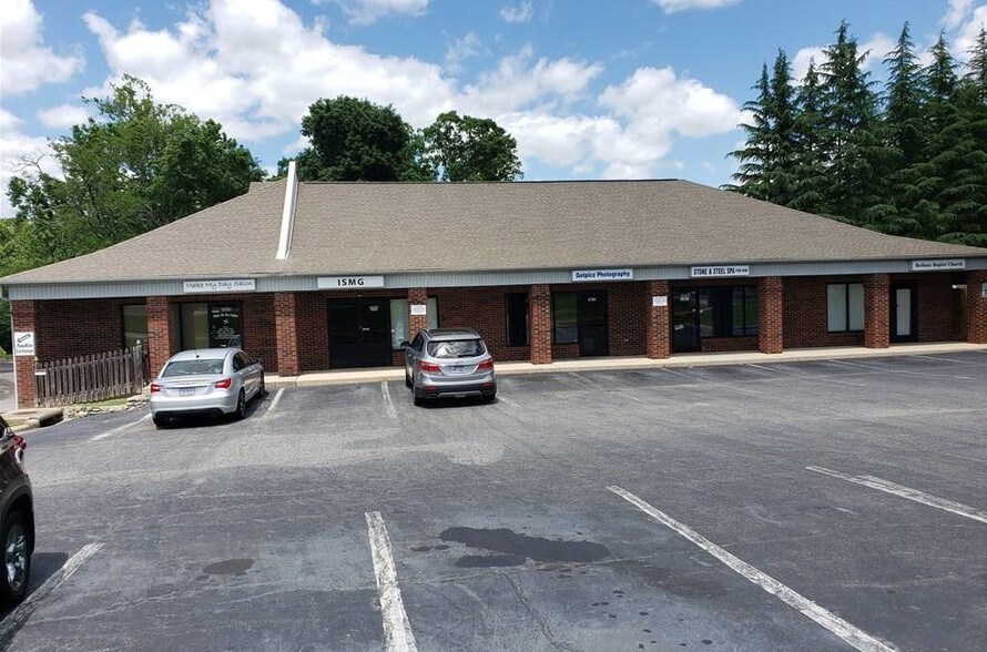 702 W Main St, Jamestown, NC à louer - Photo de l’immeuble – Image 2 sur 5